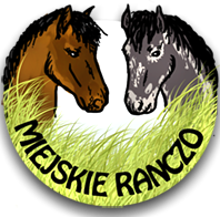 Logotyp Miejskiego Rancza - wizerunek dwóch koni na tle łąki z napisem w łuku Miejskie Ranczo